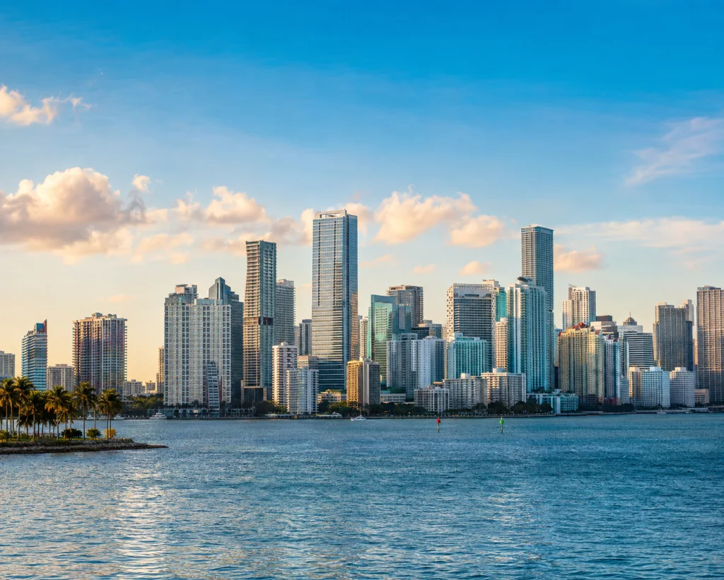Skyline de Brickell y Downtown Miami desde Biscayne Bay